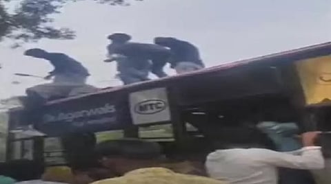 சென்னை | மாநகரப் பேருந்து மீது ஏறி கல்லூரி மாணவர்கள் ரகளை