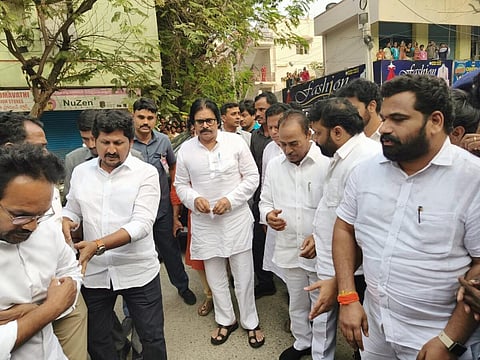 ‘திருப்பதி தேவஸ்தானம் விஐபி.,கள் மீதே கவனம் செலுத்துகிறது’ - ஆந்திர துணை முதல்வர் சாடல்