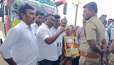 கருணாநிதி நினைவிடத்தில் மனு அளிக்க புறப்பட்ட பரந்தூர் விமான நிலைய எதிர்ப்பு போராட்டக் குழுவினரை போலீஸார் தடுத்து நிறுத்தி கைது செய்தனர்.
