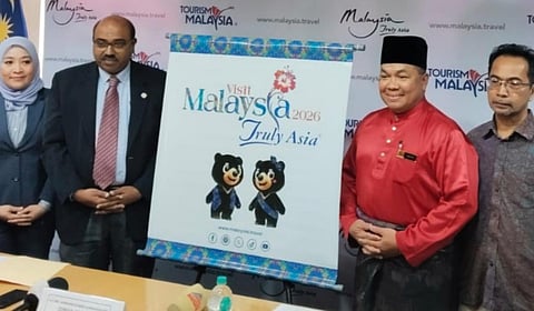 மலேசியா சுற்றுலாத்துறை சார்பில் நடப்பாண்டுக்கான ‘விசிட் மலேசியா 2026’ லச்சினை வெளியிடப்பட்டது.
