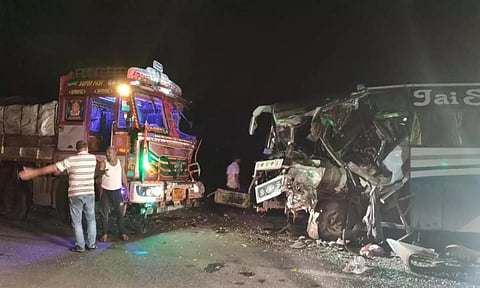 தெலங்கானாவில் லாரி மீது பேருந்து மோதிய விபத்தில் 5 பேர் உயிரிழப்பு