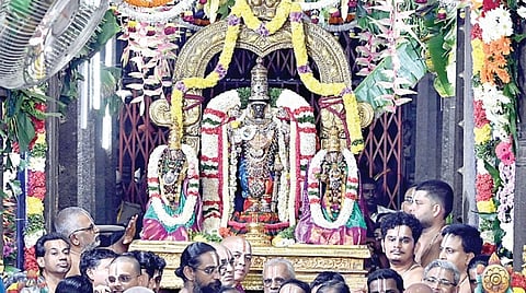 வைகுண்ட ஏகாதசியை முன்னிட்டு, திருவல்லிக்கேணி பார்த்தசாரதி கோயிலில் நேற்று சொர்க்கவாசல் திறப்பு நிகழ்ச்சி நடைபெற்றது. | படம்: எஸ்.சத்தியசீலன் |