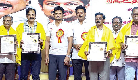 சென்னை நந்தனம் ஒய்எம்சிஏ வளாகத்தில் நடைபெறும் புத்தகக் காட்சியில், பபாசி சார்பில் மறைந்த முன்னாள் முதல்வர் கருணாநிதி பெயரிலான பொற்கிழி விருது வழங்கும் விழா நேற்று நடைபெற்றது. பேராசிரியர் அருணன், எழுத்தாளர்கள் சுரேஷ்குமார் இந்திரஜித், என்.ராம், கவிஞர் நெல்லை ஜெயந்தா, கலைராணி, நிர்மால்யா ஆகியோருக்கு துணை முதல்வர் உதயநிதி ஸ்டாலின் விருதுகளை வழங்கினார். அமைச்சர் அன்பில் மகேஸ், பபாசி தலைவர் சேது சொக்கலிங்கம், செயலாளர் எஸ்.கே.முருகன், கவிஞர் மனுஷ்யபுத்திரன் உள்ளிட்டோர் உடன் இருந்தனர். | படம்: எஸ்.சத்தியசீலன் |