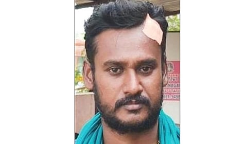 காயமடைந்த காவலர் முருகேசன்