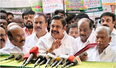 சென்னை அதிமுக தலைமையகத்தில் செய்தியாளர்களைச் சந்தித்த எடப்பாடி பழனிசாமி | படம்: எஸ்.ஆர்.ரகுநாதன்