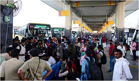 பொங்கல் பண்டிகையை கொண்டாட சொந்த ஊர்களுக்குச் செல்ல கிளாம்பாக்கம் பேருந்து முனையத்தில் காத்திருந்த பயணிகள் | படம்: பி.வேளாங்கண்ணி ராஜ்