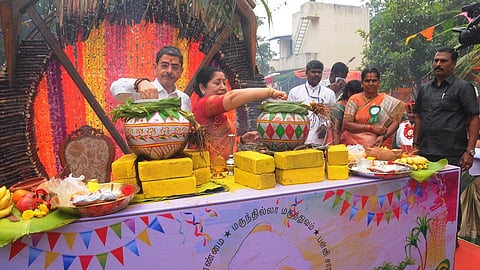 திருச்சி அடுத்த முசிறி எம்ஐடி வேளாண் தொழில்நுட்பக் கல்லூரியில் நடைபெற்ற பொங்கல் விழாவில் தமிழக ஆளுநர் ஆர்.என்.ரவி.