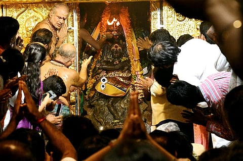 திருஉத்தரகோசமங்கையில் சந்தனக்காப்பு களையப்பட்ட நடராஜருக்கு நடைபெற்ற தீபராதனை
