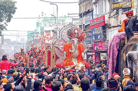 உத்தர பிரதேச மாநிலம் பிரயாக்ராஜ் நகரில் இன்று மகா கும்பமேளா தொடங்குகிறது. இதையொட்டி, திரிவேணி சங்கமத்தை நோக்கி நேற்று நடைபெற்ற பேரணியில்  பஞ்சாயத்தி அகாரா படா உதாசின் அமைப்பைச் சேர்ந்த சாதுக்கள் பங்கேற்றனர். படம்: பிடிஐ