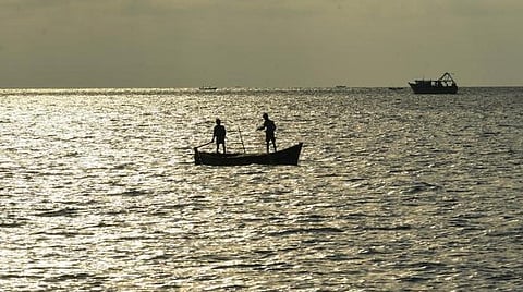 கலங்கரை விளக்கம்-நீலாங்கரை இடையே கடலில் பாலம் அமைக்க மீனவர் சங்க பிரதிநிதிகள் எதிர்ப்பு