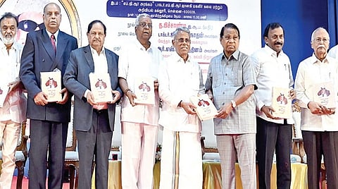 ஓய்வு பெற்ற ஐஏஎஸ் அதிகாரி த.பிச்சாண்டி எழுதிய ‘எனக்குள் மணக்கும் எம்.ஜி.ஆர். நினைவுகள்’ என்ற நூல் வெளியீட்டு விழா, சென்னை எம்.ஜி.ஆர்.ஜானகி மகளிர் கல்லூரியில் நேற்று நடைபெற்றது. விஐடி வேந்தர் ஜி.விசுவநாதன் நூலை வெளியிட ஆர்.எம்.கே. கல்விக் குழுமத்தின் தலைவர் ஆர்.எஸ்.முனிரத்தினம் முதல் பிரதியை பெற்றுக்கொண்டார். எம்.ஜி.ஆர் ஜானகி மகளிர் கல்லூரியின் தலைவர் குமார் ராஜேந்திரன், வேல்ஸ் பல்கலைக் கழக வேந்தர் ஐசரி கணேஷ், சக்தி குழும தலைவர் ம.மாணிக்கம், முன்னாள் ஐஏஎஸ் அதிகாரி ஏ.எம்.சுவாமிநாதன், சென்னை மாநகராட்சி முன்னாள் மேயர் சைதை எஸ்.துரைசாமி, நூல் ஆசிரியர் த.பிச்சாண்டி, தரணி குழும தலைவர் பழனி ஜி.பெரியசாமி, முன்னாள் டிஜிபி ஏ.எக்ஸ்.அலெக்ஸாண்டர், ராமச்சந்திரா பல்கலைக் கழக வேந்தர் வி.ஆர்.வெங்கடாசலம் உள்ளிட்டோர் உடனிருந்தனர். | படம்: எஸ்.சத்தியசீலன் |