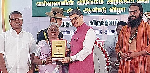 ஓசூரில் வள்ளலாரின் விவேகம் அறக்கட்டளை சார்பில் 5-ம் ஆண்டு தொடக்க விழா மற்றும் ஜீவகாருண்ய விருதுகள் வழங்கும் விழா நேற்று நடந்தது. இதில், ஆன்மிக தொண்டாற்றிய பெண்ணுக்கு ஆளுநர் ஆர்.என்.ரவி விருது வழங்கினார்.