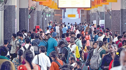 பொங்கல் பண்டிகை கொண்டாட சொந்த ஊர் செல்வதற்காக சென்னை கிளாம்பாக்கம் பேருந்து முனையத்தில் நேற்று குவிந்த பயணிகள்.படம்: எம்.முத்துகணேஷ்