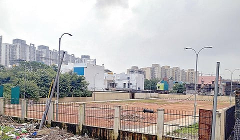 வியாசர்பாடி ஜீவா ரயில் நிலையம் அருகே மைதானத்தை சுற்றி வலை அமைக்க கோரிக்கை
