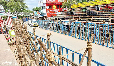 அலங்காநல்லூர் ஜல்லிக்கட்டை காண பார்வையாளர்களுக்காக அமைக்கப்பட்டுள்ள கேலரி. படம்: நா.தங்கரத்தினம்