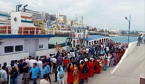 கன்னியாகுமரியில் படகு சவாரி செல்ல ஆர்வத்துடன் காத்திருக்கும் சுற்றுலா பயணிகள்.