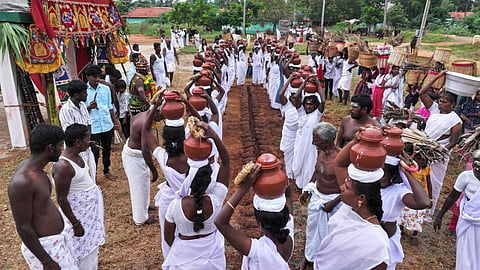 சலுகைபுரத்தில் மாட்டுப் பொங்கல் விழாவையொட்டி வெள்ளை சேலை உடுத்தி பொங்கல் வைத்த கிராம பெண்கள்.