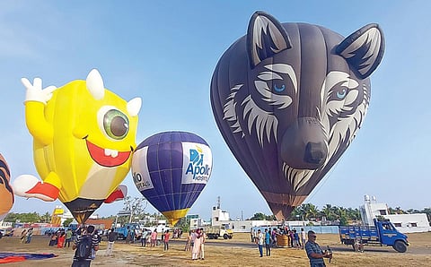 பொள்ளாச்சியில் நடந்த சர்வதேச வெப்பக் காற்று பலூன் திருவிழாவில் பறக்கவிடப்பட்ட ராட்சத பலூன்கள்.