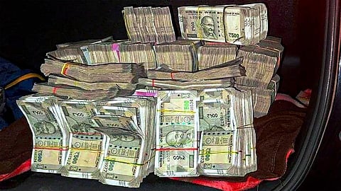கனிம வளத் துறை உதவி இயக்​குநர் காரில் ரூ.12.50 லட்சம் பறிமுதல்