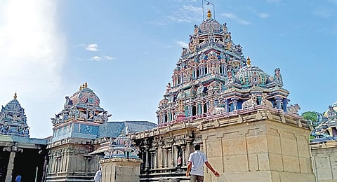அமைவிடம்:  சிதம்பரம் பேருந்து நிலையத்திலிருந்து 3 கிமீ மேற்கே, சிதம்பரம் நகர பகுதியில் ஆனந்தீஸ்வரன் கோயில் தெருவில் உள்ளது இத்தலம்.