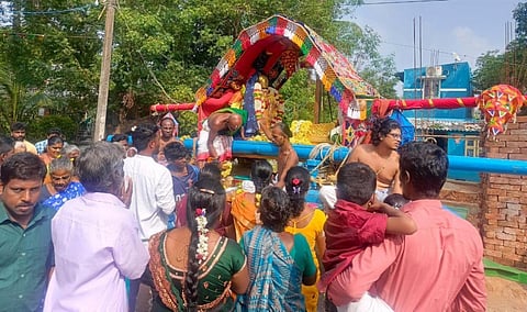 பார்வேட்டை உற்சவத்துக்காக குழிப்பாந்தண்டலம் கிராமத்துக்கு பல்லக்கில் புறப்பட்டுச் சென்ற தலசயன பெருமாள்.