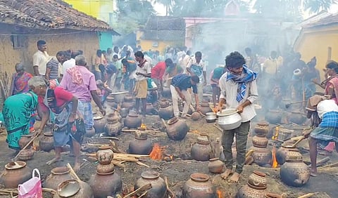 தருமபுரியை அடுத்த நார்த்தம்பட்டி கிராமத்தில் கிராம மக்கள் ஒரே இடத்தில் திரண்டு பொங்கலிட்டனர்.