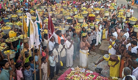 வத்தலகுண்டு அருகே  சோலைமலை அழகர் கோயிலில்  வாழைப் பழங்களை சூறைவிடுவதற்கு முன் வழிபாடு நடத்திய மக்கள்.