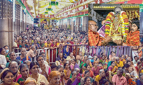 ஸ்ரீரங்கம் ரங்கநாதர் கோயில் ஆயிரங்கால் மண்டபத்தில் நேற்று நடைபெற்ற நம்பெருமாள் திருக்கைத்தல சேவை. (உள்படம்) சிறப்பு அலங்காரத்தில் நம்பெருமாள். படங்கள்: ர.செல்வமுத்துகுமார்