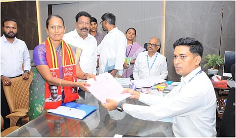 ஈரோடு கிழக்கு தொகுதி இடைத்தேர்தலில் நாதக சார்பில் போட்டியிடும் மா.கி. சீதாலட்சுமி தனது வேட்புமனுவை தாக்கல் செய்தார்.
