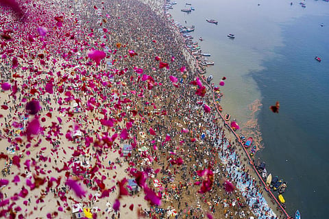 உ.பி. மகா கும்பமேளாவில் மலர் தூவ தாமதம்; ஹெலிகாப்டர் நிறுவனம் மீது முதல்வர் யோகி வழக்கு
