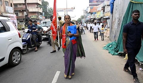 ஈரோடு கிழக்கு தொகுதி இடைத்தேர்தலில் போட்டியிடும் நாதக வேட்பாளர் சீதாலட்சுமி  | படம்: எம்.கோவர்தன்