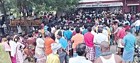 கை.களத்தூர் காவல் நிலையத்தை நேற்று முற்றுகையிட்டு போராட்டத்தில் ஈடுபட்ட கிராம மக்கள்.