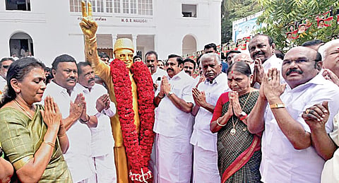 முன்னாள் முதல்வர் எம்ஜிஆரின் 108-வது பிறந்த நாளையொட்டி, அதிமுக தலைமை அலுவலகத்தில் அவரது சிலைக்கு கட்சியின் பொதுச்செயலாளர் பழனிசாமி மாலை அணிவித்து மரியாதை செலுத்தினார். உடன் அவைத் தலைவர் தமிழ்மகன் உசேன் உள்ளிட்ட நிர்வாகிகள்.படம்: ம.பிரபு