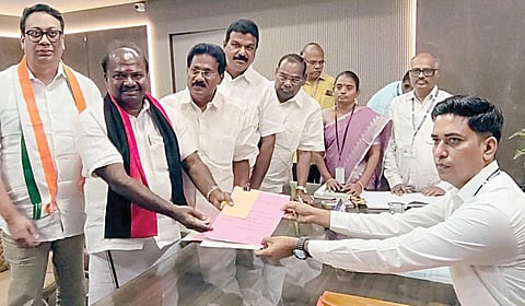 ஈரோடு கிழக்கு தொகுதி இடைத்தேர்தலில் போட்டியிடும் திமுக வேட்பாளர் வி.சி.சந்திரகுமார் நேற்று தேர்தல் நடத்தும் அலுவலர் மணீஷிடம் வேட்புமனு தாக்கல் செய்தார்.