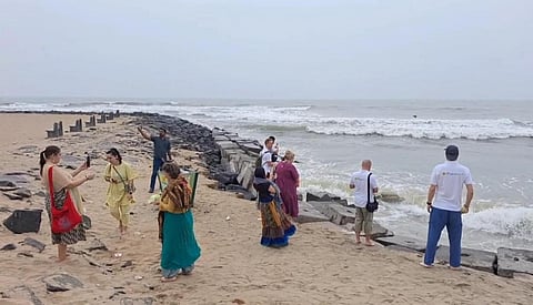 புதுச்சேரியில் கடல் சீற்றம்: கடலில் இறங்க தடை விதித்ததால் சுற்றுலா பயணிகள் ஏமாற்றம்