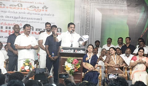 கண்ணகிநகர் பகுதியில் நடந்த கூட்டத்தில் அதிமுக பொதுச் செயலாளர் எடப்பாடி பழனிசாமி உரையாற்றினார்.