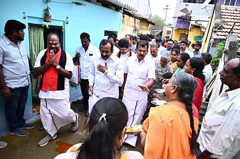 ‘இதோ எந்தன் தெய்வம் முன்னாலே..’ - பாட்டுப் பாடி பழைய ‘கவனிப்பை’ நினைவூட்டிய ஈரோடு கிழக்கு வாக்காளர்கள்