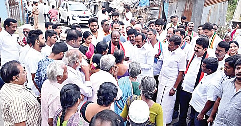ஈரோடு அன்னை சத்யா நகரில் அடிப்​படைப் பிரச்​சினை​களுக்கு தீர்வு கோரி அமைச்சர் ​முத்​துசாமியை ​முற்​றுகை​யிட்​ட பொதுமக்கள்.