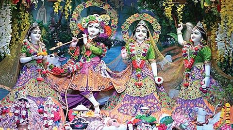 கடவுளர் உருவங்களுக்கு செய்யப்பட்டிருந்த அலங்காரங்கள் பக்தர்களை வெகுவாகக் கவர்ந்தது.