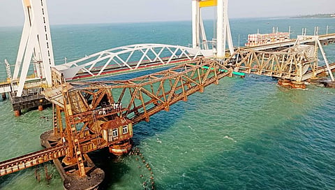 10 மாதங்களுக்கு பிறகு தூக்கி ஆய்வு செய்யப்பட்ட பாம்பன் பழைய தூக்குப் பாலம்.