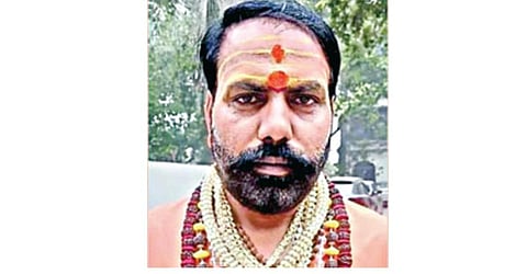 11 கிலோ தங்க நகைகளை அணிந்து கொண்டு கும்பமேளாவில் வலம் வரும் சாமியார்கள்