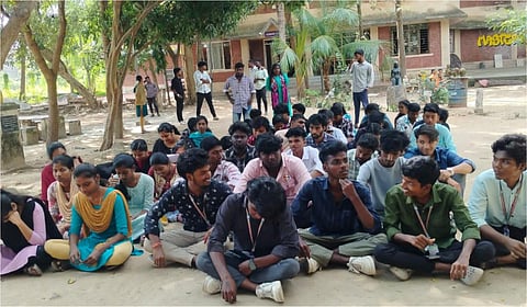 போராட்டத்தில் ஈடுபட்டுள்ள நுண்கலைத்துறை மாணவர்கள்