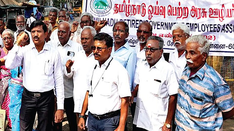 நீண்ட நாட்களாக நிலுவையில் உள்ள கோரிக்கைகளை நிறைவேற்றக் கோரி, தமிழ்நாடு ஓய்வுபெற்ற அரசு ஊழியர் சங்கம் சார்பில், சென்னை ஆட்சியர் அலுவலகம் அருகில் நேற்று ஆர்ப்பாட்டம் நடைபெற்றது. | படம்: ம.பிரபு |