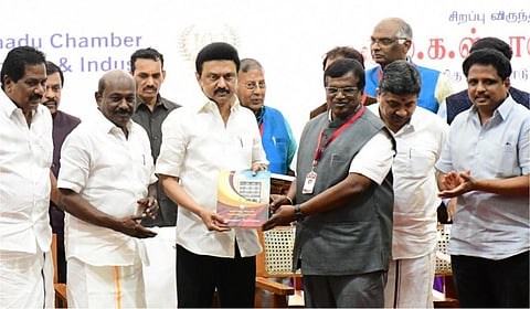 தமிழ்நாடு தொழில் வர்த்தக சங்கத்தின்  நூற்றாண்டு விழா மலரை மதுரையில் முதல்வர் ஸ்டாலின் வெளியிட்டார். | படங்கள்: எஸ்.கிருஷ்ணமூர்த்தி