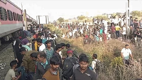 தீ பரவுவதாக பீதியில் குதித்த பயணிகள் மீது ரயில் மோதி 11 பேர் பலி - மகாராஷ்டிர ரயில் விபத்து நடந்தது எப்படி?