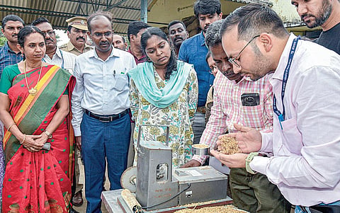 தஞ்சாவூர் மாவட்டம் ஒரத்தநாடு அருகே கக்கரை கிராமத்தில் உள்ள நெல் கொள்முதல் நிலையத்தில் நெல் மணிகளின் ஈரப்பதம் குறித்து நேற்று ஆய்வு செய்த மத்தியக் குழுவினர். உடன், தமிழ்நாடு நுகர்பொருள் வாணிபக் கழக நிர்வாக இயக்குநர் அண்ணாதுரை, ஆட்சியர் பிரியங்கா பங்கஜம் உள்ளிட்டோர். படம்: ஆர்.வெங்கடேஷ்