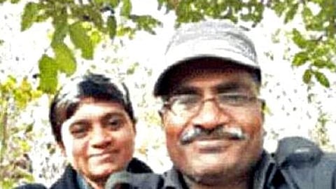 மனைவி அருணாவுடன் செல்பி எடுத்துக்கொண்ட மாவோயிஸ்ட் தலைவர் சலபதி.