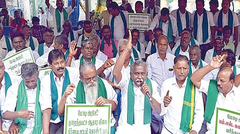 வேளாண் உற்பத்தி  பொருட்களுக்கு குறைந்தபட்ச ஆதார விலை நிர்ணய சட்டம் கொண்டுவர மத்திய அரசை வலியுறுத்தி, சம்யுக்த கிசான் மோர்ச்சா விவசாய அமைப்பின் தமிழ்நாடு பிரிவு சார்பில், உண்ணாவிரதப் போராட்டம் எழும்பூரில் நேற்று நடைபெற்றது. இதில் அமைப்பின் மாநில தலைவர் பி.அய்யாக்கண்ணு, மாநில ஒருங்கிணைப்பாளர் பி.ஆர்.பாண்டியன் உள்ளிட்டோர் பங்கேற்றனர். | படம்: எஸ்.சத்தியசீலன் |