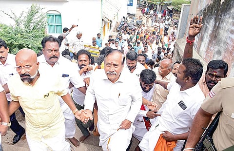 திருப்பரங்குன்றம் மலை மீதுள்ள காசி விசுவநாதர் கோயிலுக்கு நேற்று கட்சியினருடன் சென்ற பாஜக மூத்த தலைவர் ஹெச்.ராஜா.