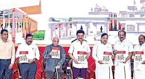 தமிழக தொல்லியல் துறை சார்பில் சென்னை அண்ணா நூற்றாண்டு நூலகத்தில் நேற்று நடைபெற்ற விழாவில் ‘இரும்பின் தொன்மை' என்ற நூலை முதல்வர் ஸ்டாலின் வெளியிட்டார். உடன், அமைச்சர்கள் துரைமுருகன், எ.வ.வேலு, தங்கம் தென்னரசு, தலைமைச் செயலர் முருகானந்தம், தொல்லியல் துறை செயலர் உதயச்சந்திரன், துறை ஆய்வாளர் திலீப் குமார் சக்ரபர்த்தி உள்ளிட்டோர். படம்: எஸ்.சத்தியசீலன்